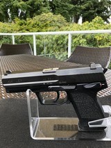 Heckler & Koch USP 40 S&W w/2mags - 2 of 2