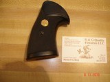 Colt Python
Presentation Grip by Pachmayr for Colts, Gold Medallions - 2 of 6