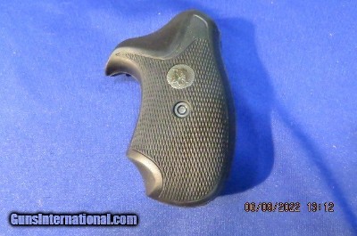 COLT D-FRAME SQUARE BUTT PACHMYR GRIPS WITH SCREW