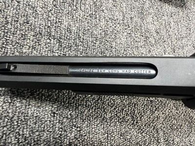 French Unique DES/32U .32 S&W Long Wadcutter Target Pistol w/ case, 2 mags, extra barrel weight - Image 6 of 6