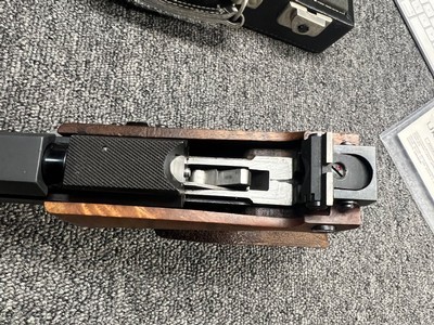 French Unique DES/32U .32 S&W Long Wadcutter Target Pistol w/ case, 2 mags, extra barrel weight - Image 5 of 6