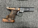 French Unique DES/32U .32 S&W Long Wadcutter Target Pistol w/ case, 2 mags, extra barrel weight - Image 2 of 6