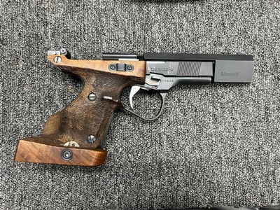 French Unique DES/32U .32 S&W Long Wadcutter Target Pistol w/ case, 2 mags, extra barrel weight - Image 2 of 6