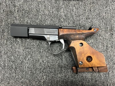 French Unique DES/32U .32 S&W Long Wadcutter Target Pistol w/ case, 2 mags, extra barrel weight - Image 4 of 6