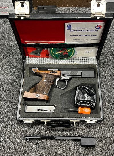 French Unique DES/32U .32 S&W Long Wadcutter Target Pistol w/ case, 2 mags, extra barrel weight - Image 1 of 6
