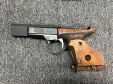 French Unique DES/32U .32 S&W Long Wadcutter Target Pistol w/ case, 2 mags, extra barrel weight - Image 4 of 6
