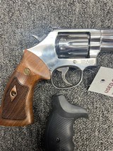 Smith & Wesson 617-4 10 shot .22LR w/ box and extra grips - Image 6 of 7