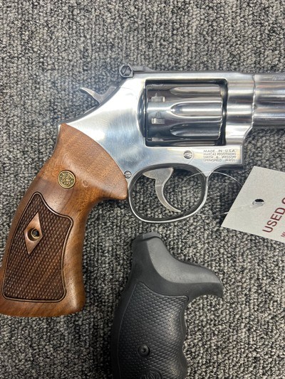 Smith & Wesson 617-4 10 shot .22LR w/ box and extra grips - Image 6 of 7