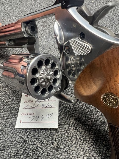 Smith & Wesson 617-4 10 shot .22LR w/ box and extra grips - Image 4 of 7