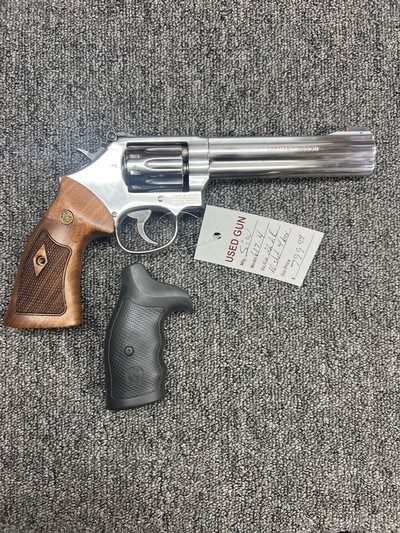 Smith & Wesson 617-4 10 shot .22LR w/ box and extra grips - Image 5 of 7