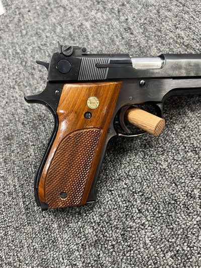 Clean Smith & Wesson 52-2 .38 Special Wadcutter w/ box & 2 mags - Image 4 of 7