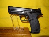 Smith & Wesson M&P 40 - 2 of 3