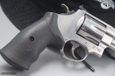 S&W MODEL 629 STAINLESS 44 MAGNUM 4-INCH BIG-BORE REVOLVER.... - Image 6 of 7