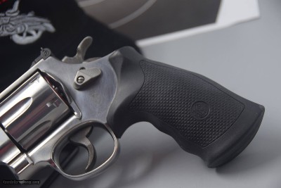 S&W MODEL 629 STAINLESS 44 MAGNUM 4-INCH BIG-BORE REVOLVER.... - Image 4 of 7