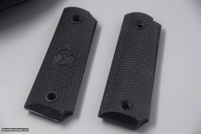 1911 BLACK PLASTIC PLAIN AND SPRINGFIELD ARMORY FULL-SIZE GRIPS - Image 3 of 3