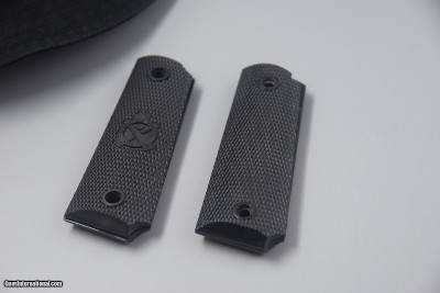 1911 BLACK PLASTIC PLAIN AND SPRINGFIELD ARMORY FULL-SIZE GRIPS - Image 2 of 3