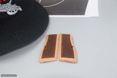 BROWNING HI-POWER AND CLONES CHECKERED GRIPS.... - Image 2 of 3