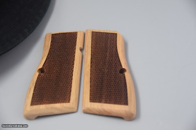 BROWNING HI-POWER AND CLONES CHECKERED GRIPS.... - Image 3 of 3