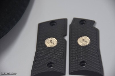 COLT MUSTANG ORIGINAL GRIPS - Image 2 of 3