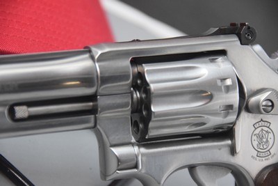 S&W MODEL 617 MOUNTAIN GUN IN .22 LR LIMITED REVOLVER - Image 3 of 7