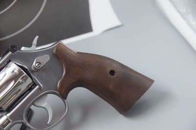 S&W MODEL 617 MOUNTAIN GUN IN .22 LR LIMITED REVOLVER - Image 4 of 7
