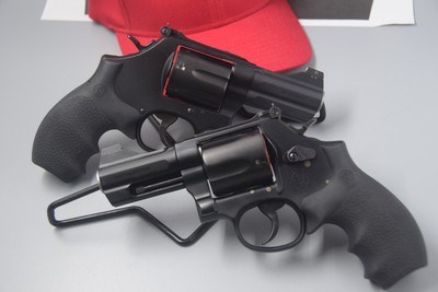 COLLECTABLE PAIR OF SMITH AND WESSON 3-INCH 