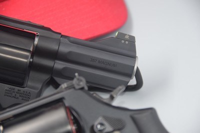 COLLECTABLE PAIR OF SMITH AND WESSON 3-INCH 