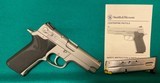 Smith & Wesson model 4006, 40 caliber, as new in box, 2 clips - 1 of 7