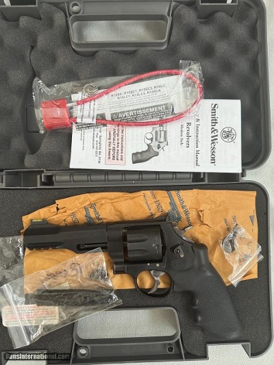 Smith & Wesson 327 M&P R8 Performance Center