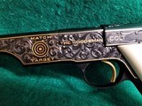 COLT - WOODSMAN MATCH TARGET BULLSEYE. 1ST SERIES. MFG. IN 1940. ENGRAVED BY CLINT FINLEY. W-REAL IVORY. GORGEOUS WORK OF ART! - .22 LR - 4 of 10