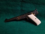 COLT - WOODSMAN MATCH TARGET BULLSEYE. 1ST SERIES. MFG. IN 1940. ENGRAVED BY CLINT FINLEY. W-REAL IVORY. GORGEOUS WORK OF ART! - .22 LR - 2 of 10