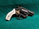 Smith & Wesson - MODEL 36 FLAT LATCH - BEAUTIFULLY ENGRAVED BY CECIL MILLS W-GOLD INLAYS. REAL PEARL GRIPS. MFG. CIRCA 1950-1969 - .38 Special - 1 of 25