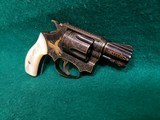 Smith & Wesson - MODEL 36 FLAT LATCH - BEAUTIFULLY ENGRAVED BY CECIL MILLS W-GOLD INLAYS. REAL PEARL GRIPS. MFG. CIRCA 1950-1969 - .38 Special - 3 of 25