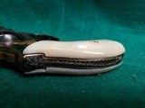 Smith & Wesson - MODEL 36 FLAT LATCH - BEAUTIFULLY ENGRAVED BY CECIL MILLS W-GOLD INLAYS. REAL PEARL GRIPS. MFG. CIRCA 1950-1969 - .38 Special - 7 of 25