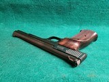 Smith & Wesson - MODEL 41 WITH 2 BARRELS (5.5 AND 7 INCH). LEUPOLD SCOPE. 3 MAGAZINES. AND 3 SETS OF GRIPS. NEAR MINT! - .22 LR - 14 of 25