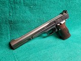 Smith & Wesson - MODEL 41 WITH 2 BARRELS (5.5 AND 7 INCH). LEUPOLD SCOPE. 3 MAGAZINES. AND 3 SETS OF GRIPS. NEAR MINT! - .22 LR - 6 of 25