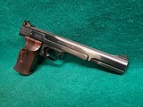 Smith & Wesson - MODEL 41 WITH 2 BARRELS (5.5 AND 7 INCH). LEUPOLD SCOPE. 3 MAGAZINES. AND 3 SETS OF GRIPS. NEAR MINT! - .22 LR - 3 of 25