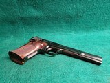 Smith & Wesson - MODEL 41 WITH 2 BARRELS (5.5 AND 7 INCH). LEUPOLD SCOPE. 3 MAGAZINES. AND 3 SETS OF GRIPS. NEAR MINT! - .22 LR - 11 of 25