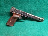 Smith & Wesson - MODEL 41 WITH 2 BARRELS (5.5 AND 7 INCH). LEUPOLD SCOPE. 3 MAGAZINES. AND 3 SETS OF GRIPS. NEAR MINT! - .22 LR - 2 of 25