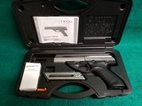 Beretta - U22 NEOS. TWO-TONE. IN ORIGINAL CASE. 4.5 INCH BARREL. W-2 MAGS. MINTY BORE! NEAR NEW! MFG. IN 2002 - .22 Long Rifle - 1 of 24