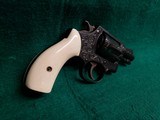 SMITH & WESSON - CHIEFS SPECIAL. FLAT LATCH. ENGRAVED BY CLINT FINLEY. W-REAL IVORY GRIPS. ONE-OF-A-KIND MASTERPIECE! - .38 SPECIAL - 2 of 16
