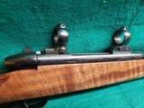 Weatherby - MARK V LEFT HAND - JAPAN MADE. 24 INCH PORTED BARREL. BLUED. W-BUEHLER RINGS. GORGEOUS RIFLE! MINTY BORE! - .300 Weatherby Magnum - 17 of 21