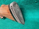 Weatherby - MARK V LEFT HAND - JAPAN MADE. 24 INCH PORTED BARREL. BLUED. W-BUEHLER RINGS. GORGEOUS RIFLE! MINTY BORE! - .300 Weatherby Magnum - 11 of 21