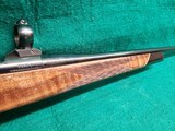 Weatherby - MARK V LEFT HAND - JAPAN MADE. 24 INCH PORTED BARREL. BLUED. W-BUEHLER RINGS. GORGEOUS RIFLE! MINTY BORE! - .300 Weatherby Magnum - 9 of 21