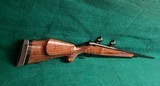 Weatherby - MARK V LEFT HAND - JAPAN MADE. 24 INCH PORTED BARREL. BLUED. W-BUEHLER RINGS. GORGEOUS RIFLE! MINTY BORE! - .300 Weatherby Magnum - 2 of 21