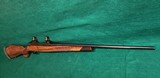 Weatherby - MARK V LEFT HAND - JAPAN MADE. 24 INCH PORTED BARREL. BLUED. W-BUEHLER RINGS. GORGEOUS RIFLE! MINTY BORE! - .300 Weatherby Magnum - 3 of 21