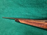 Weatherby - MARK V LEFT HAND - JAPAN MADE. 24 INCH PORTED BARREL. BLUED. W-BUEHLER RINGS. GORGEOUS RIFLE! MINTY BORE! - .300 Weatherby Magnum - 13 of 21