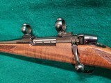 Weatherby - MARK V LEFT HAND - JAPAN MADE. 24 INCH PORTED BARREL. BLUED. W-BUEHLER RINGS. GORGEOUS RIFLE! MINTY BORE! - .300 Weatherby Magnum - 12 of 21