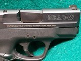 SMITH & WESSON - M&P40 SHIELD. SINGLE STACK. SUB-COMPACT CARRY PISTOL. W-1 MAG. NEAR MINT! - .40 S&W - 9 of 15