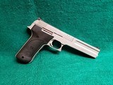 SMITH & WESSON - MODEL 2206. STAINLESS STEEL. 6" BBL. W-MAG. NEAR MINT W-CHERRY BORE! CIRCA MID 1990'S - .22 LR - 1 of 16